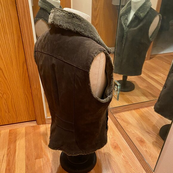 Eddie Bauer Seattle Suede Vest with Faux Fur collar and lining. Brown. Large - Picture 6 of 8